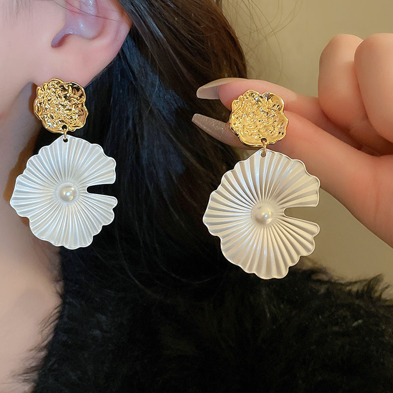 Silver Needle Metallic Heart-shaped Geometric Earrings